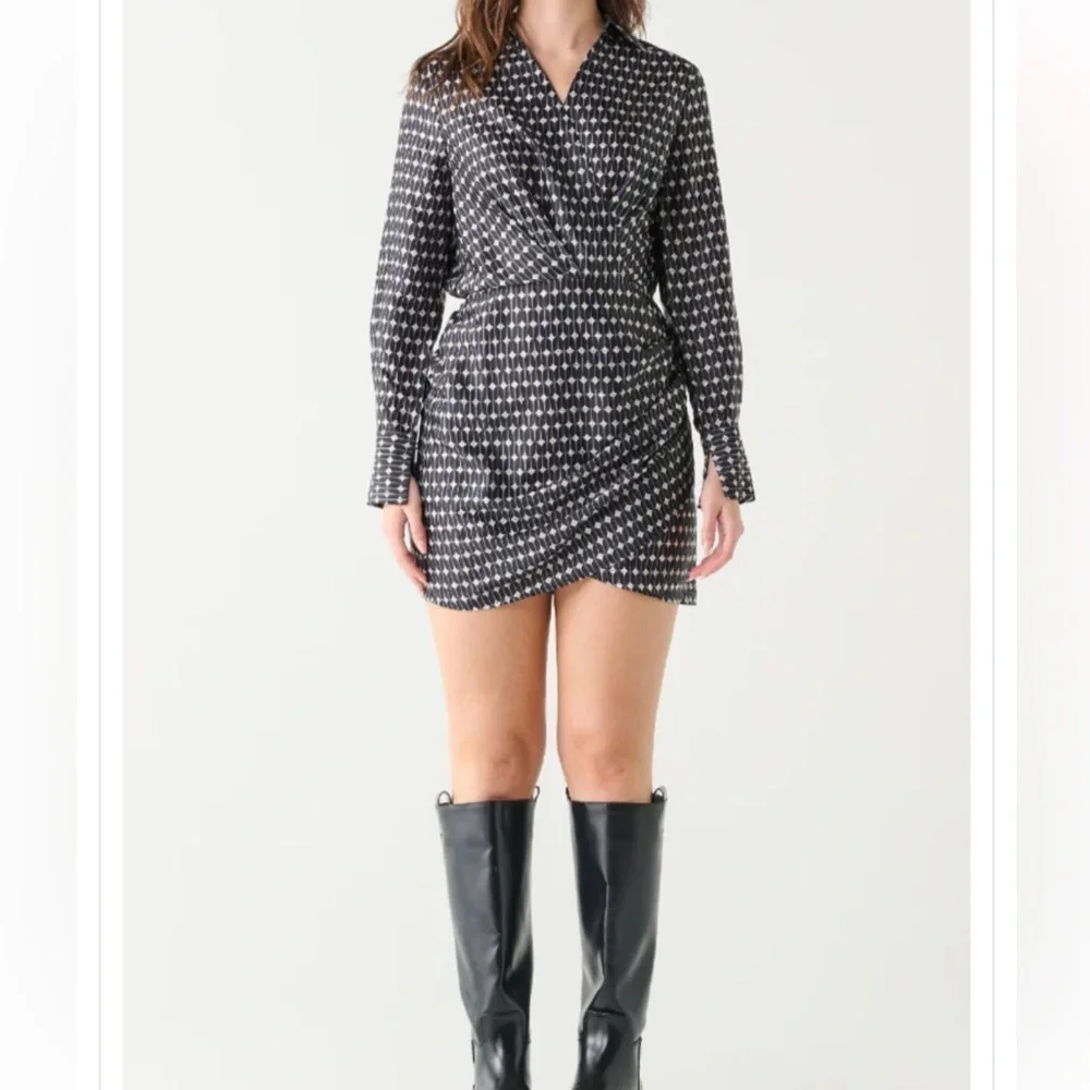 Black Tape ruched long sleeves satin‎ wrap mini dress Sz XL black ivory print